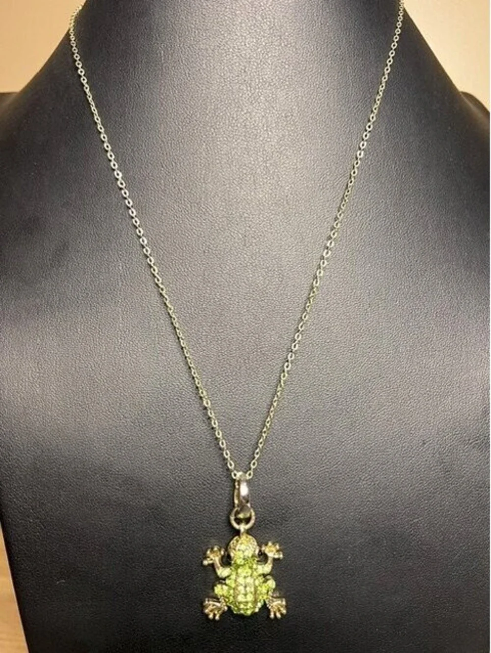 B6577 Cute Frog Pendant Necklace Green Rhinestone Gold Tone 20-22